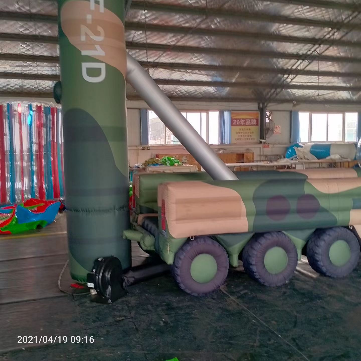 南岗军事演习中的充气目标车辆：模拟发射车雷达车坦克飞机